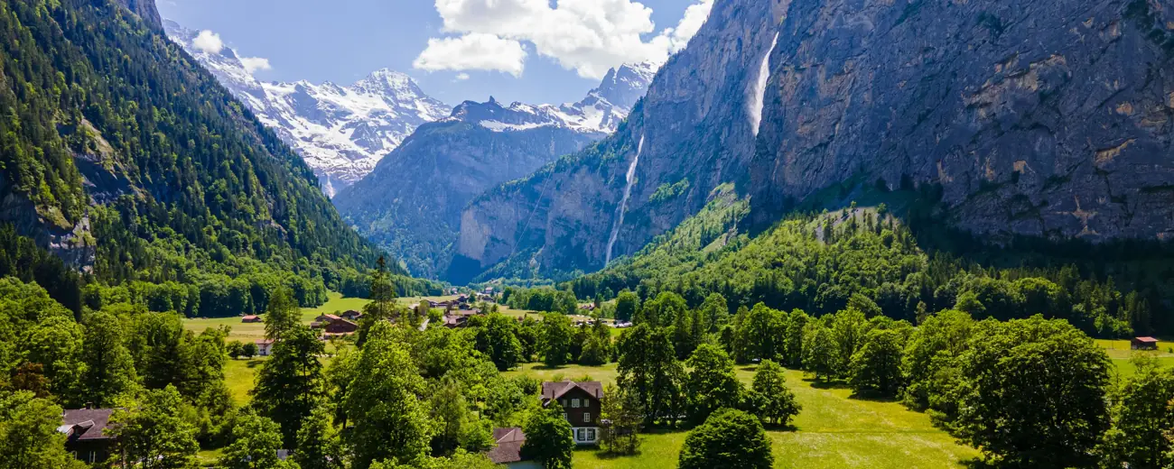 Lauterbrunnental mit Wasserfall in der Schweiz