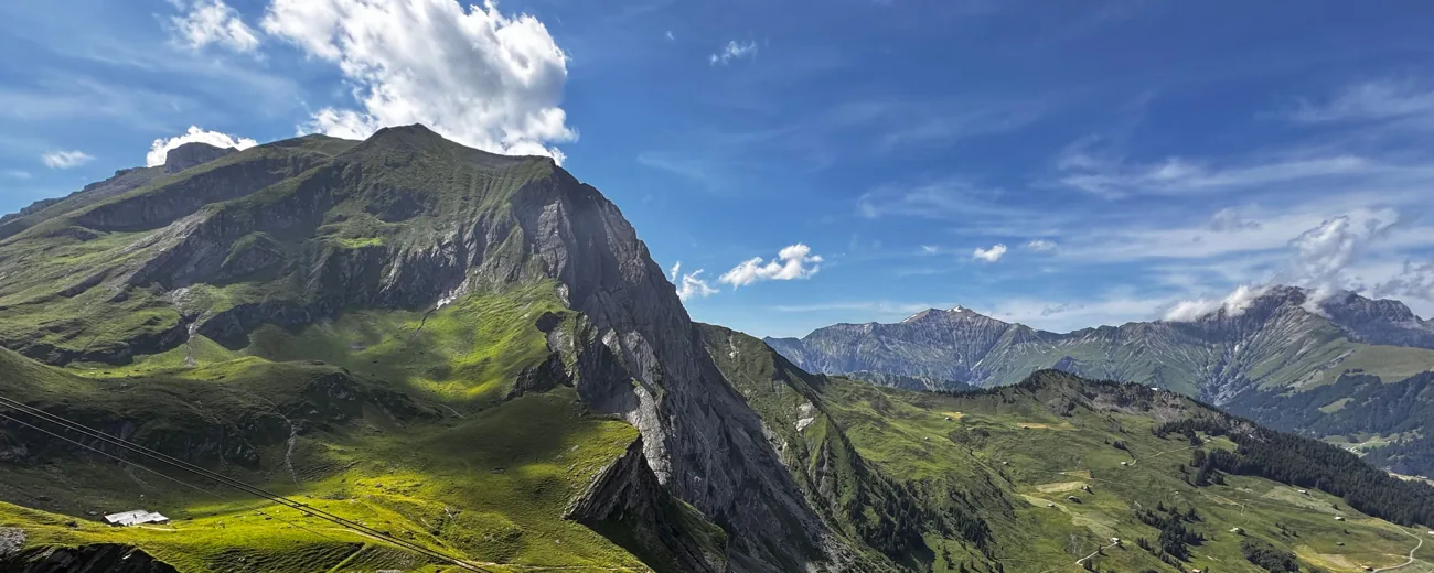 Weites Alpenpanorama mit Wasserfall in der Schweiz