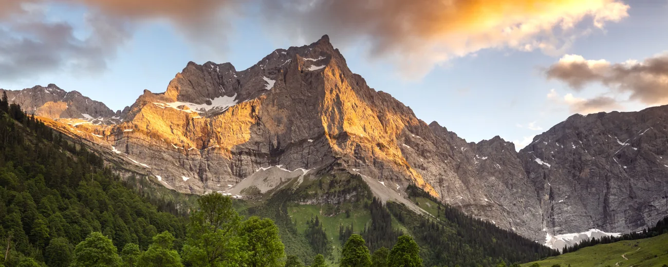 Alpenglühen an der Karwendel-Bergkette am Großen Ahornboden in Tirol