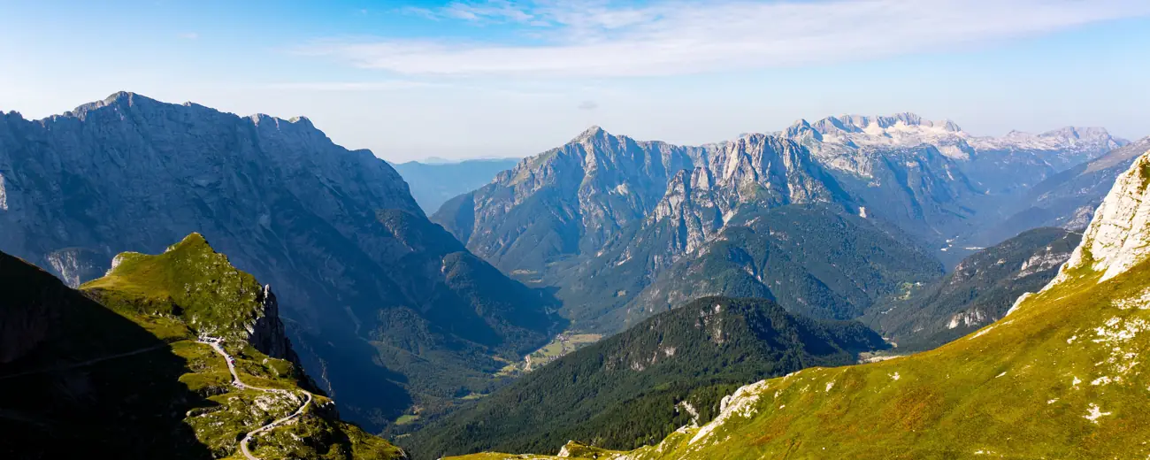 Vergletscherte Hochgebirgsgipfel in den Alpen