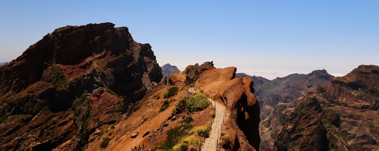 Vulkanischer Bergkamm mit Wanderweg am Pico do Arieiro auf Madeira