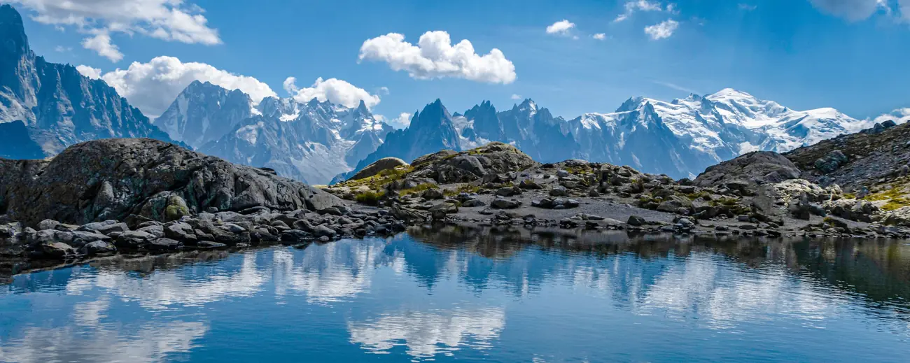 Türkiser Bergsee in den französischen Alpen