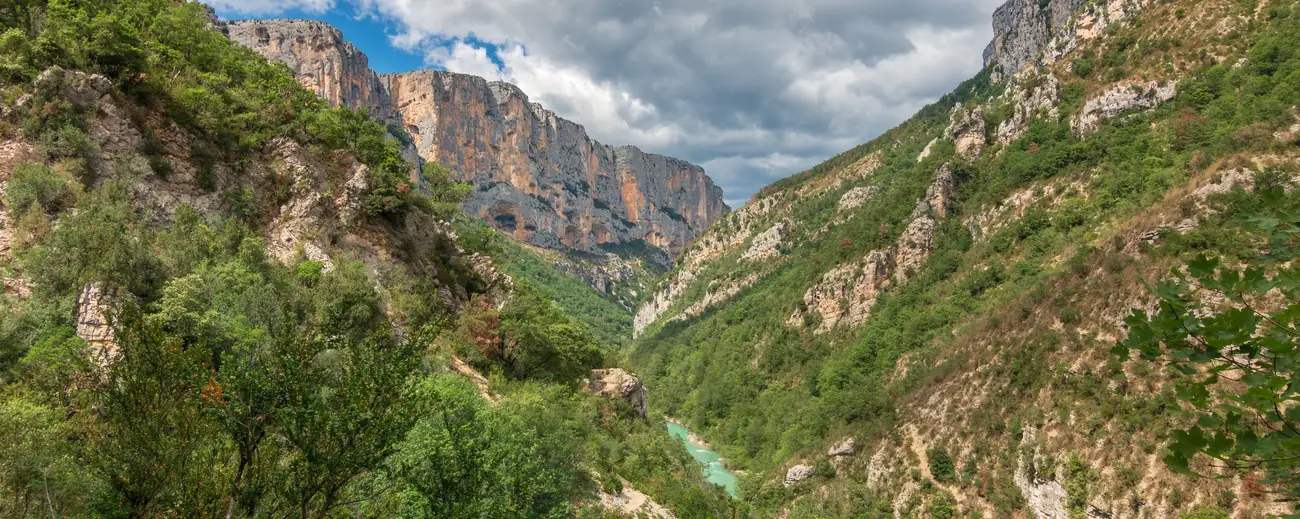 Verdon-Schlucht mit türkisem Fluss in Frankreich