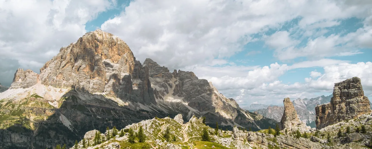 Dolomiten-Gipfel mit Wanderweg bei Cortina d’Ampezzo in Italien