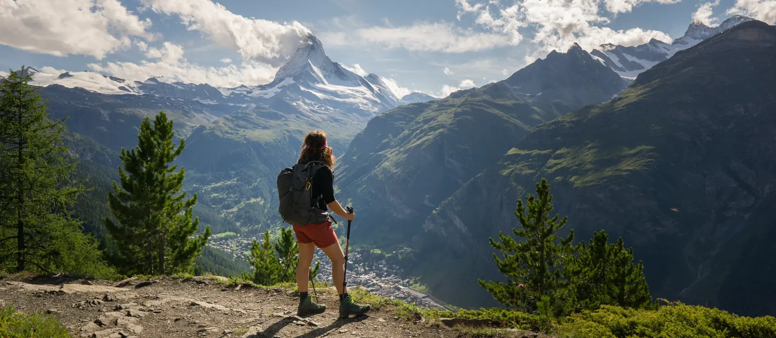 Wanderin mit Blick auf das Matterhorn