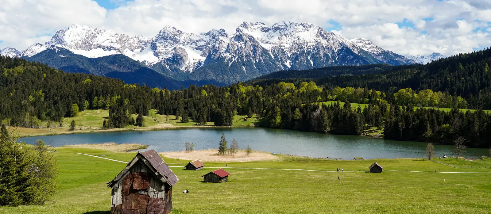 Almwiese mit Hütten vor den Bayerischen Alpen