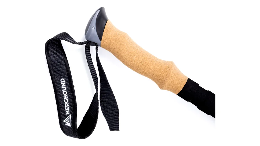 Korkgriff mit gepolsterter Handschlaufe des BERGBOUND Wanderstocks in Nahaufnahme
