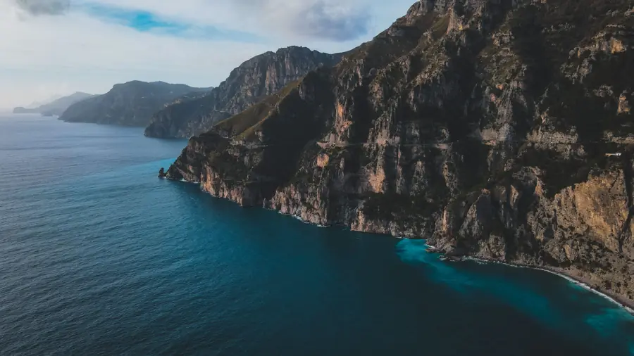 Amalfiküste mit türkisem Meer in Italien